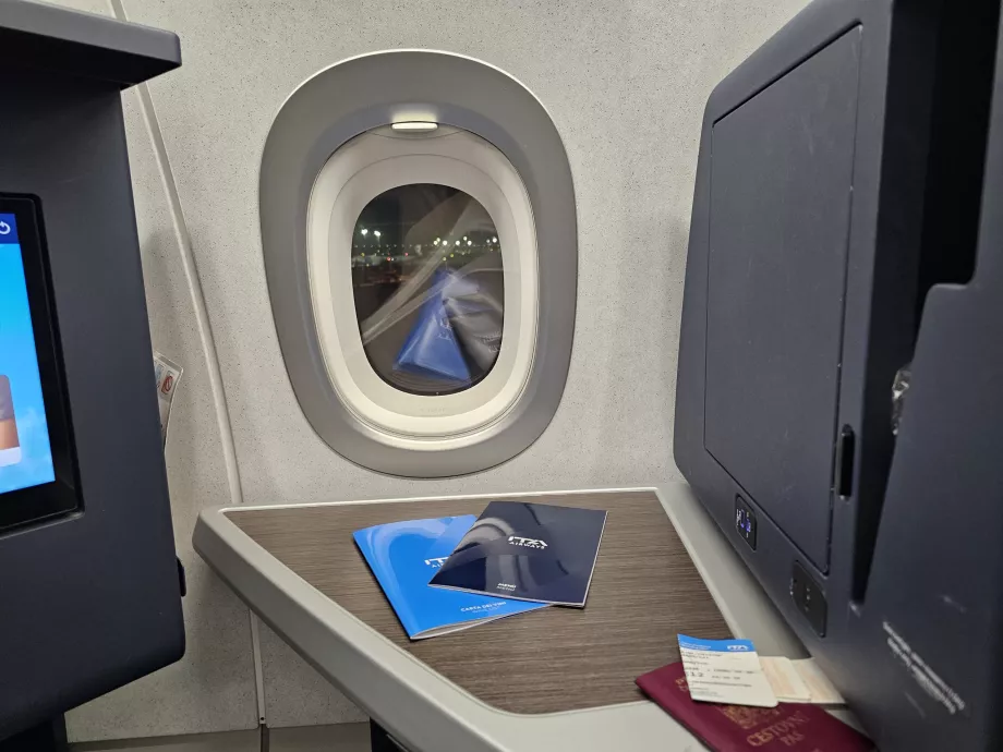 Bord och stängt förvaringsutrymme med spegel