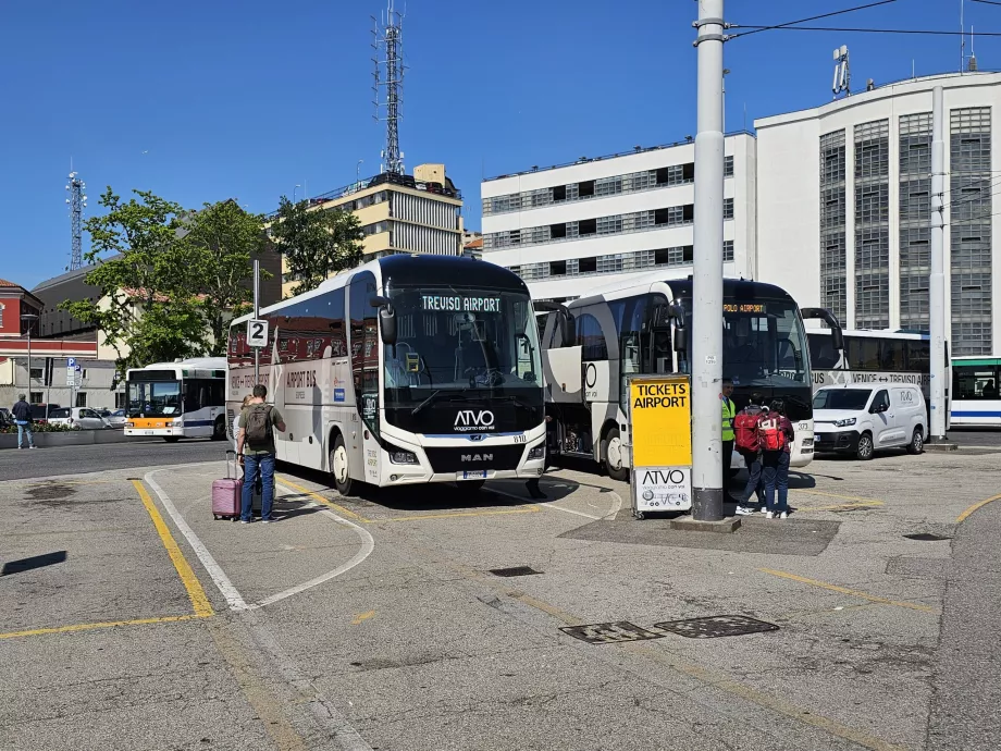 ATVO-hållplats i riktning mot flygplatsen, Piazzale Roma