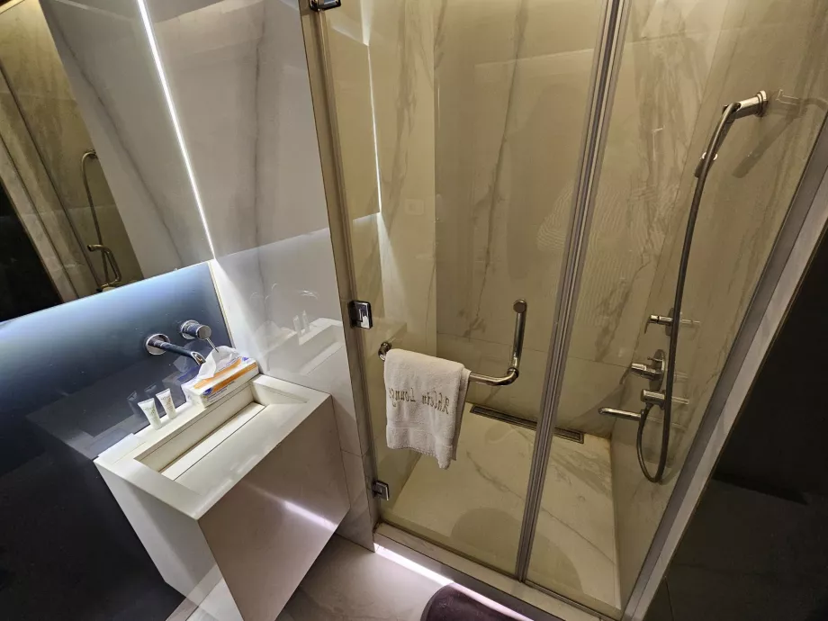 Ahlein Lounge, dusch