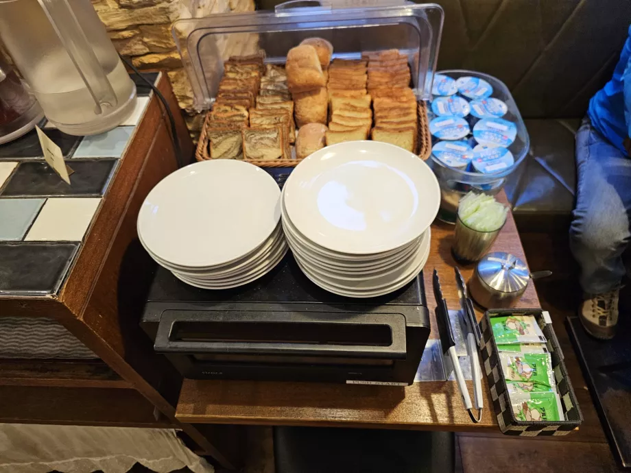 Frukost - bakverk och yoghurt