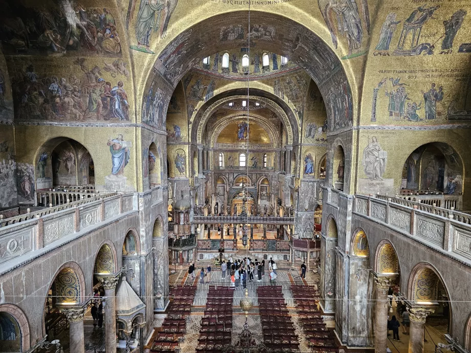 Utsikt över basilikan från galleriet