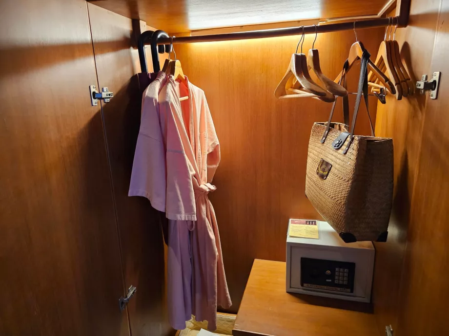 Badrockar och värdeskåp