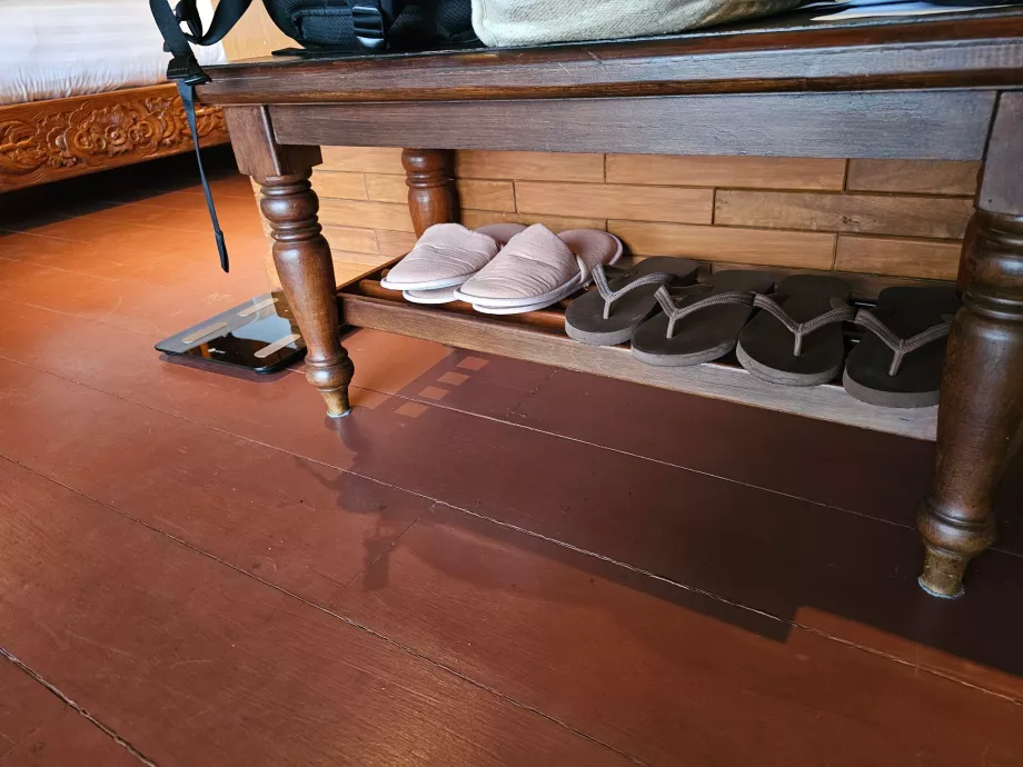 Tofflor, flip-flops och klätterställningar