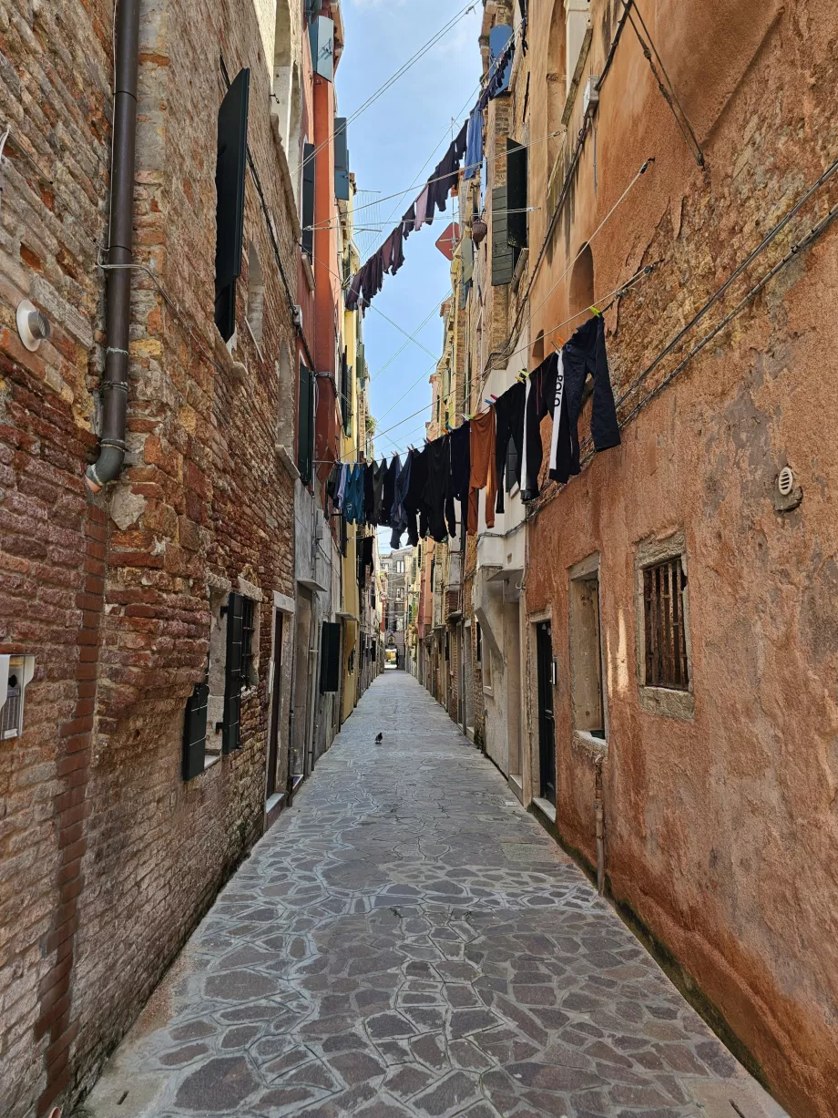 Hänga upp kläder på gatorna i Venedig