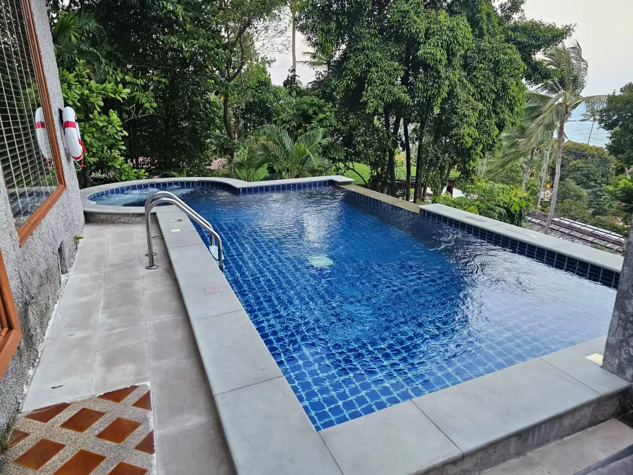 Privat pool vid vår villa