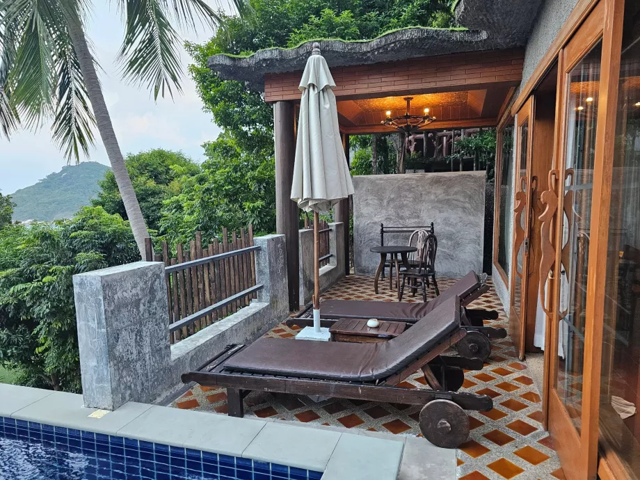 Terrass med solstolar