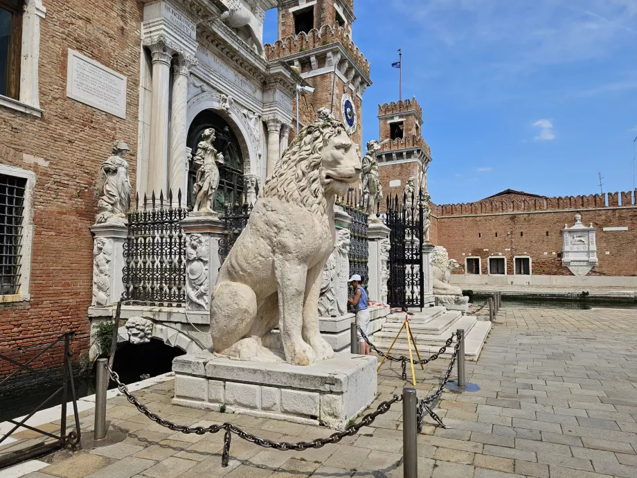 Staty av ett lejon framför de venetianska skeppsvarven