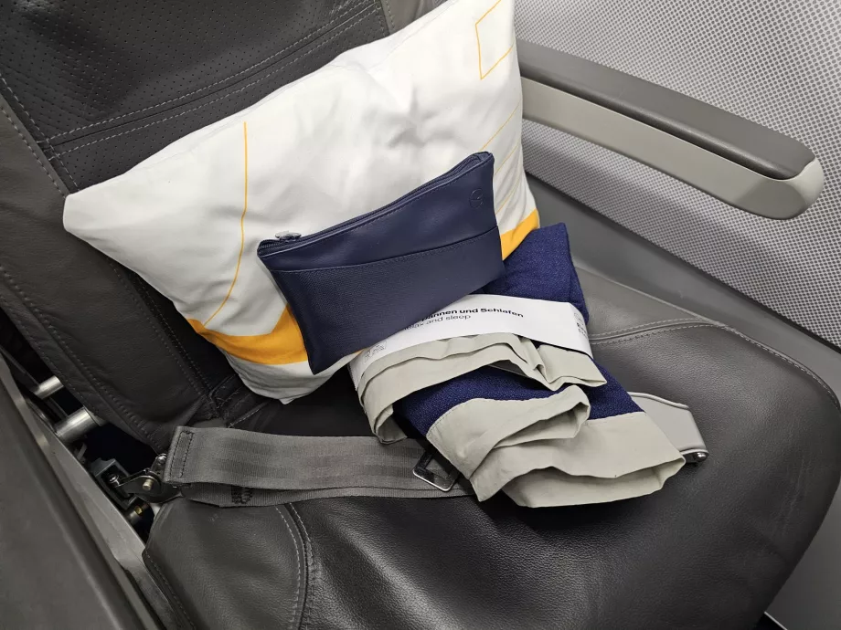 Kudde, necessär, filt