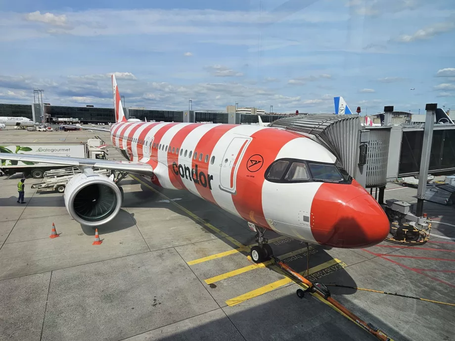 Röd Airbus A320 Condor
