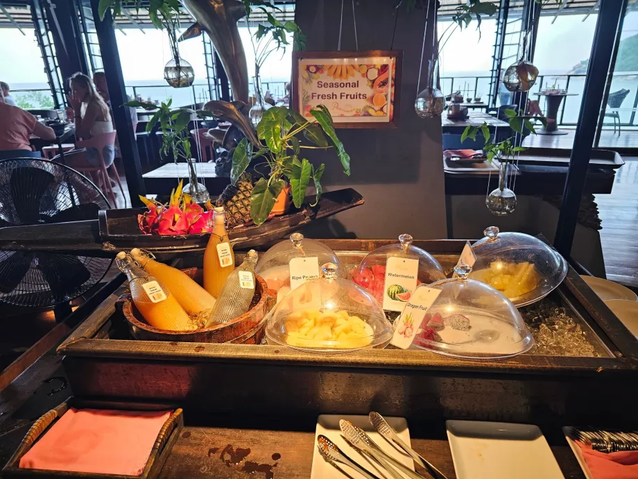 Frukost: juicer och färskvaror