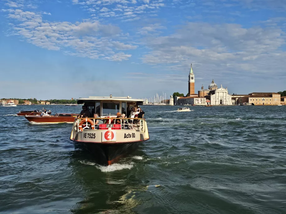 Vaporetto vid Piazza San Marco