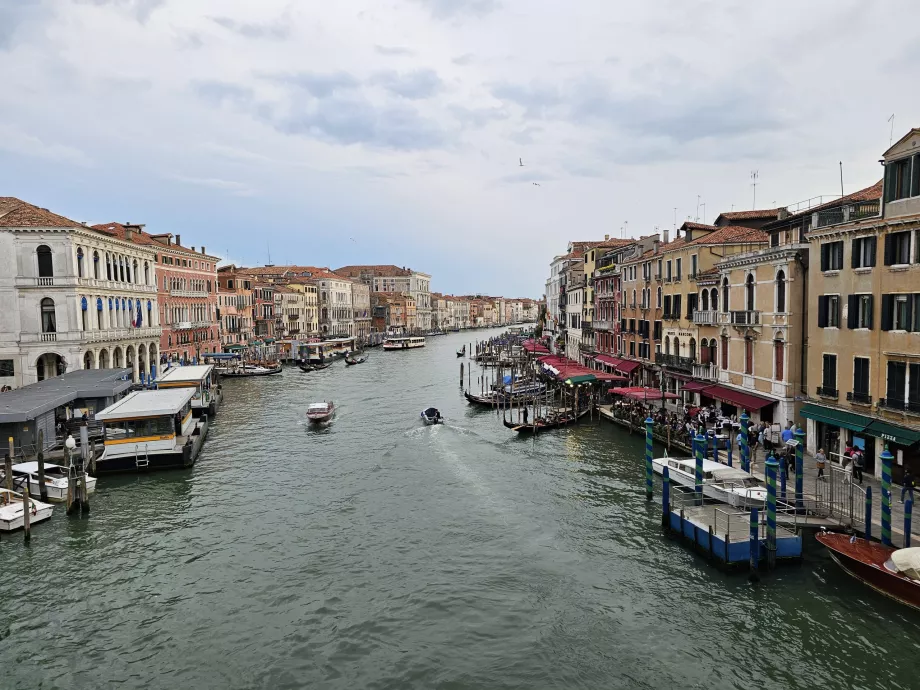 Utsikt från Rialtobron på Canal Grande