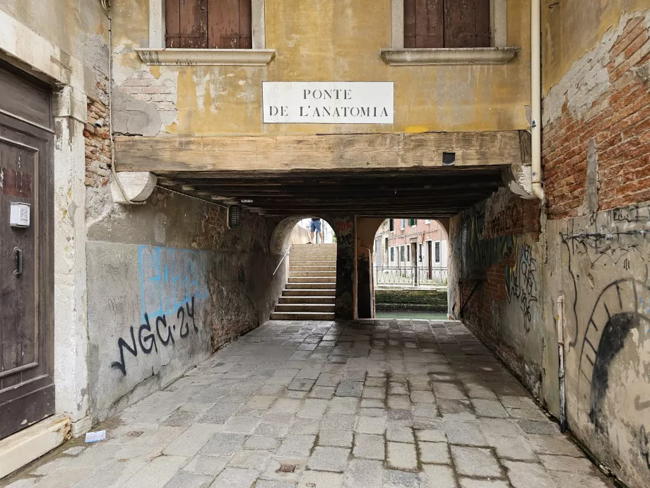 Passager under hus i Venedig