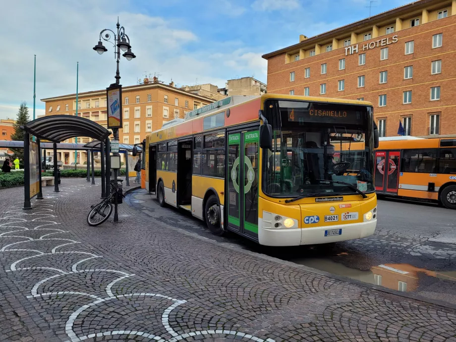Busshållplats vid järnvägsstationen