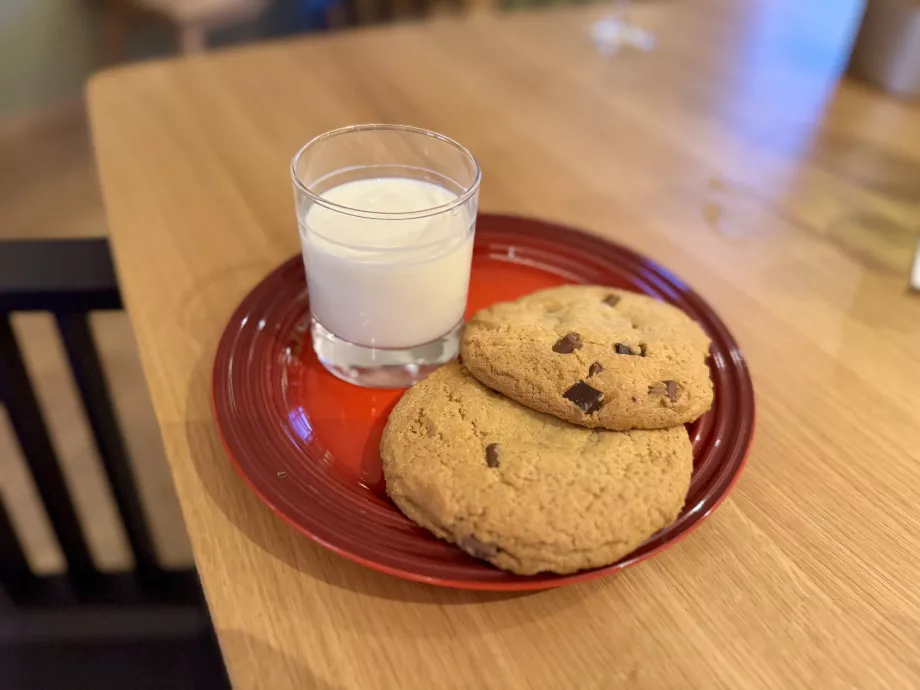 Färsk mjölk och kakor