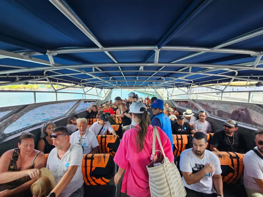 Inuti motorbåten Koh Phangan - Koh Samui