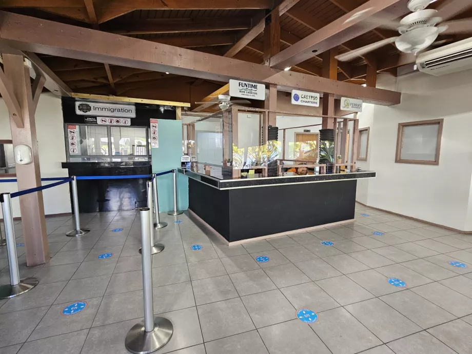 Biljettförsäljning och immigration vid piren på SXM Airport