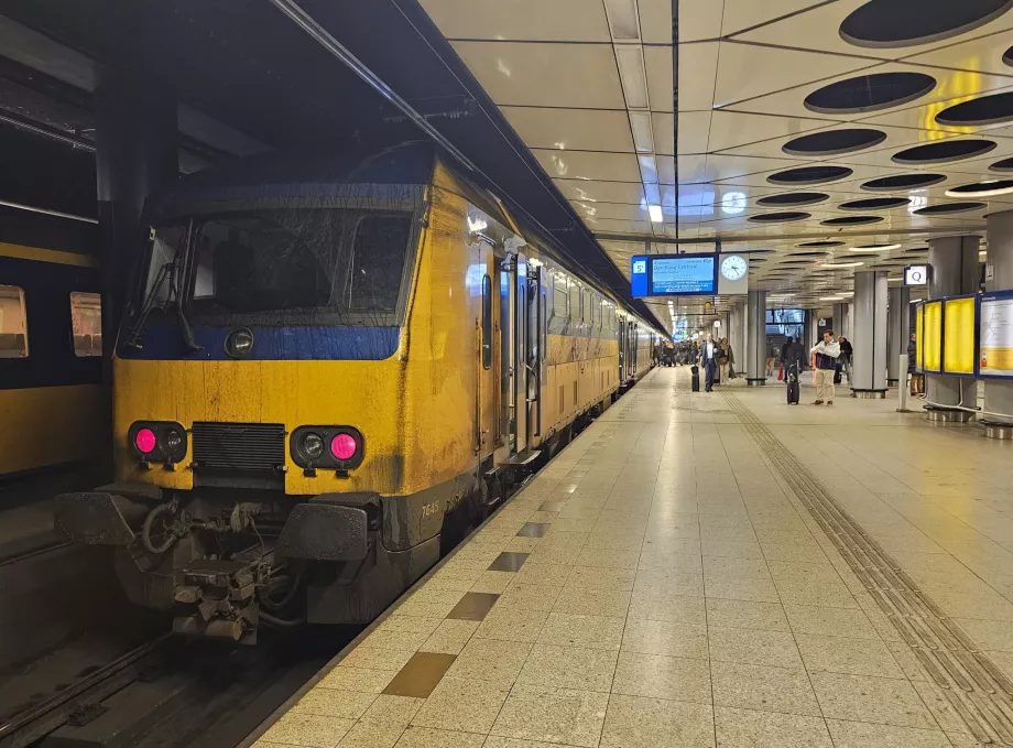 Tåg på AMS flygplats