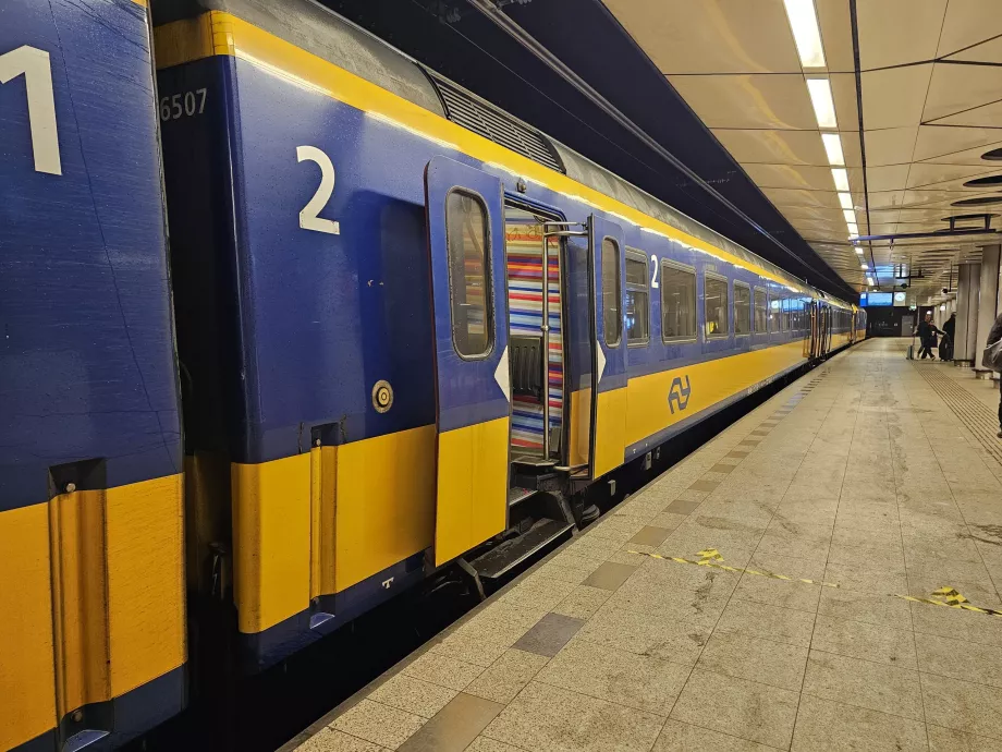 Tåg vid stationen "Schiphol Airport"