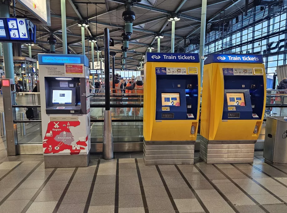 Biljettautomater: gul för tåg, vit-röd för buss/tåg/metro