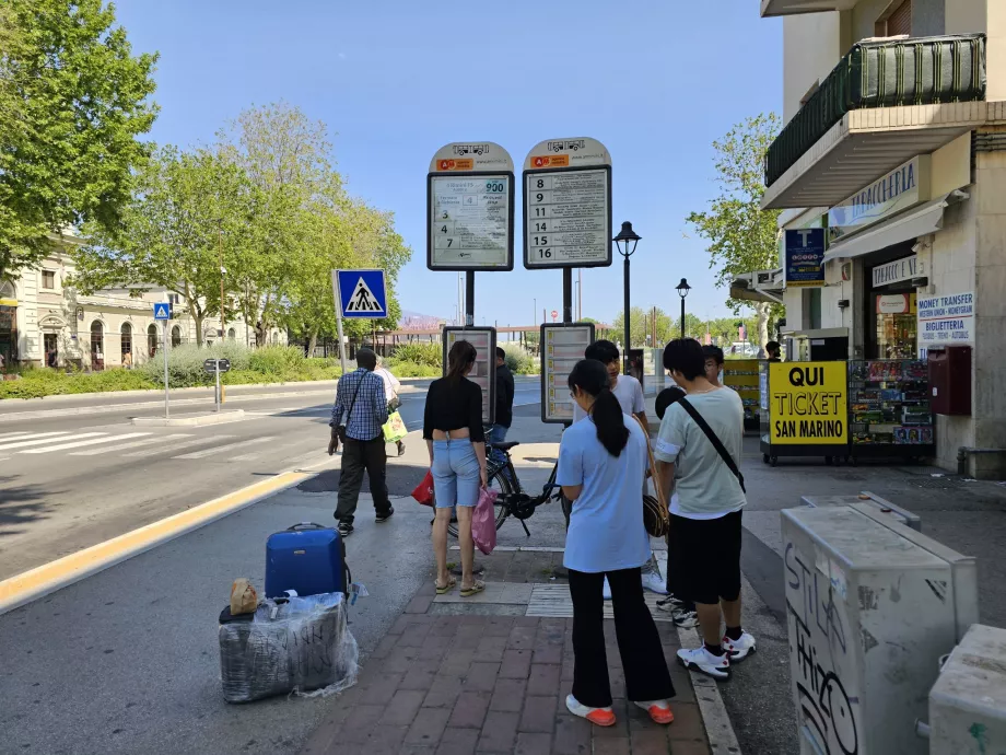 Busshållplats i riktning mot flygplatsen vid centralstationen