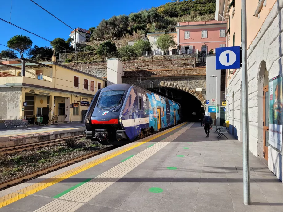 Tåg som ankommer från Sestri Levante
