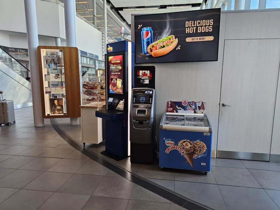 Bankomat i ankomsthallen
