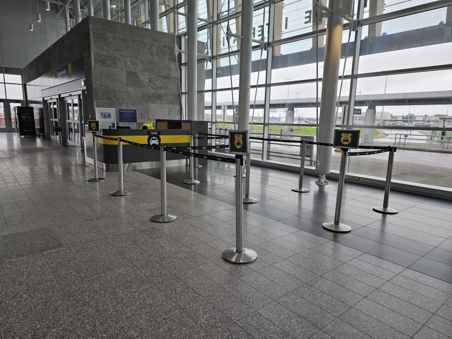Taxistation inne i ankomsthallen