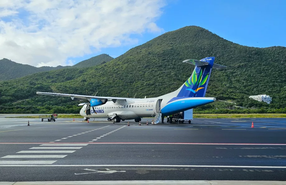 ATR72-flygplan på Saint Martin SFG flygplats