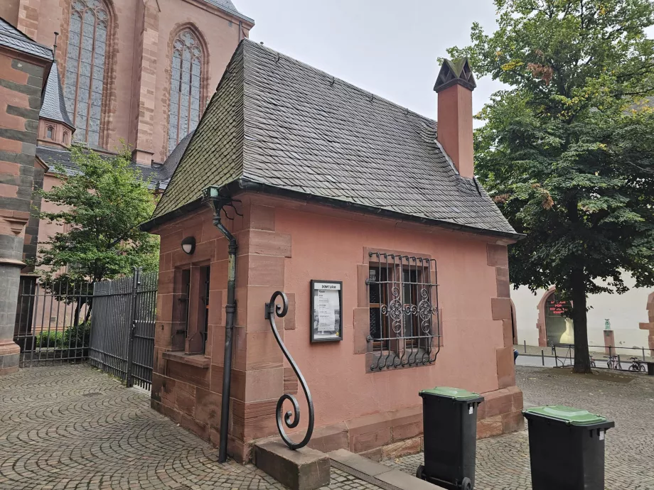 Biljettkontor vid entrén till tornet