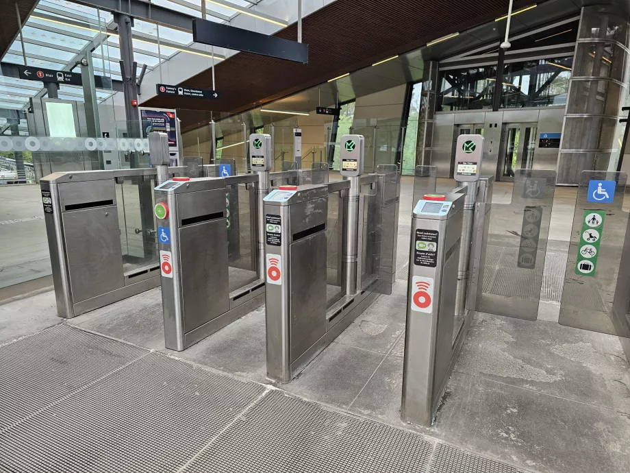 Vändkors vid ingången till stationen