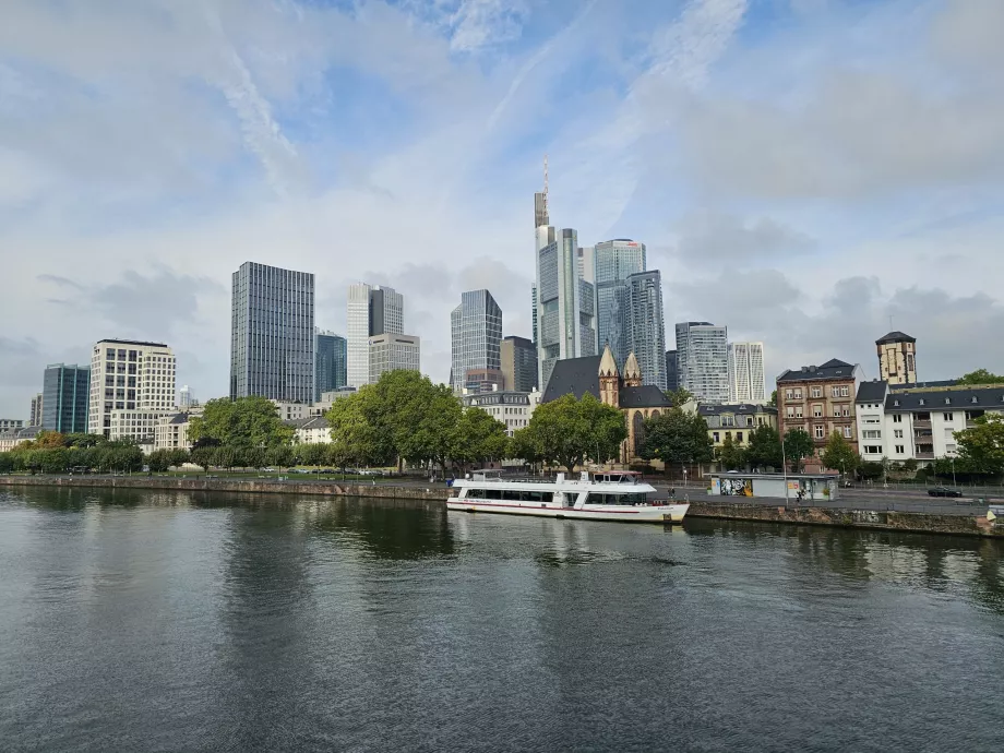 Utsikt från Eiserner Steg mot det moderna centrumet