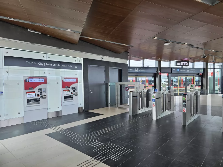 Biljettautomater och vändkors för att komma in på tågstationen