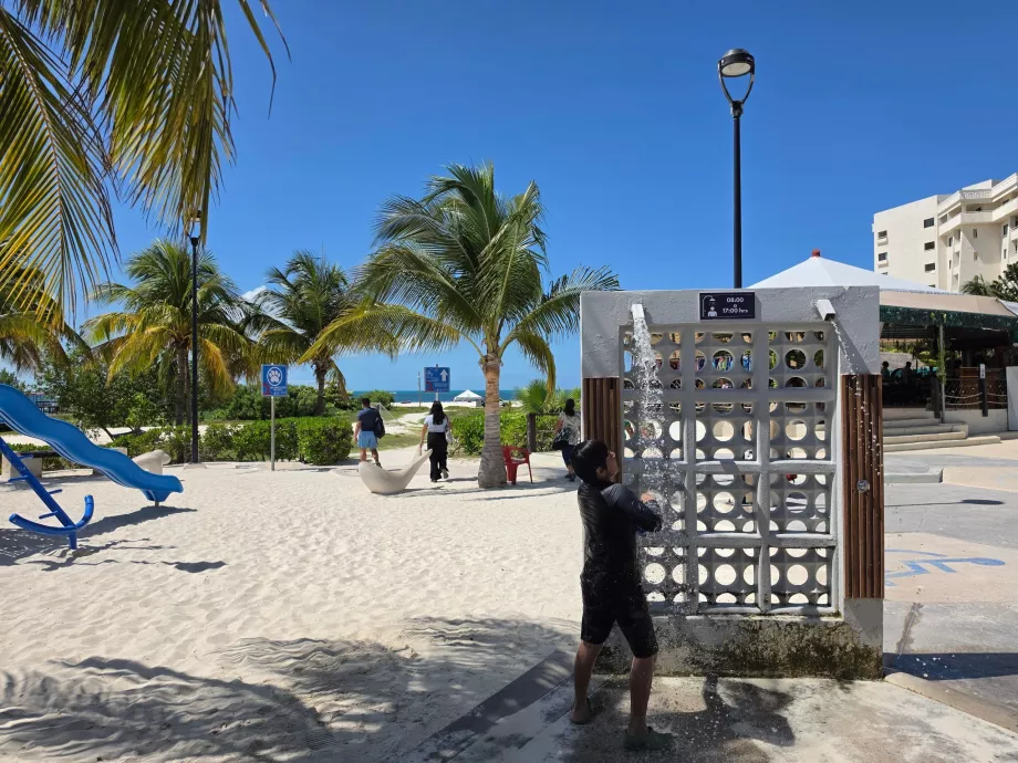 Allmänna duschar vid Playa Langosta