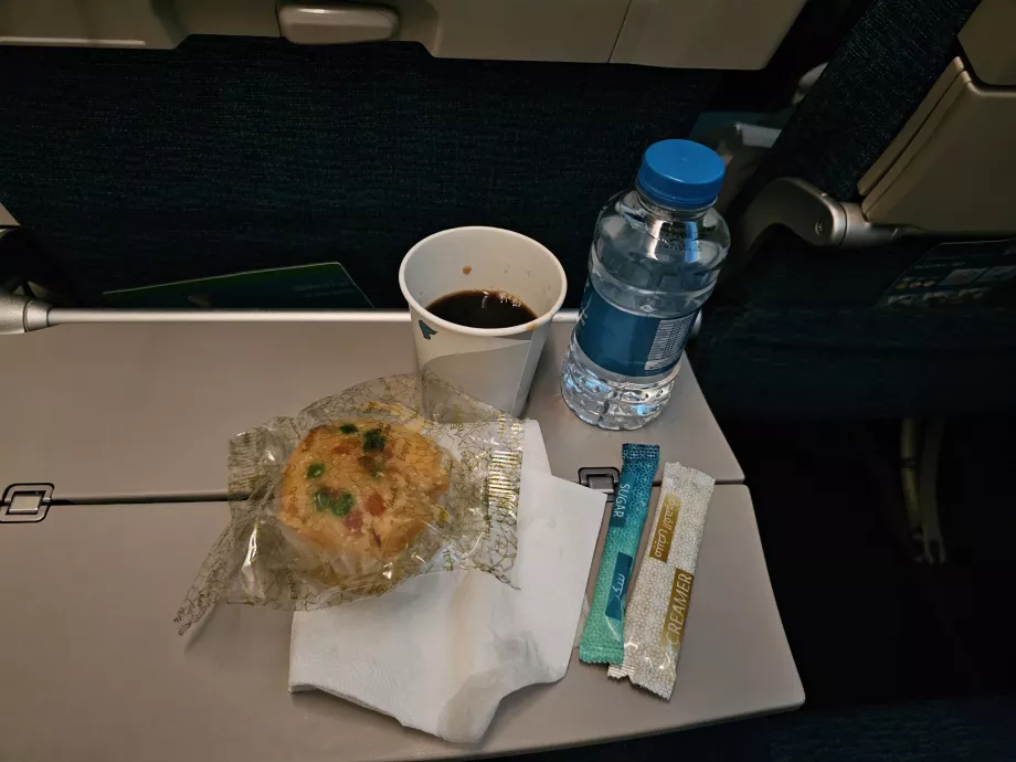 Frukost på flygningen FRA-MCT