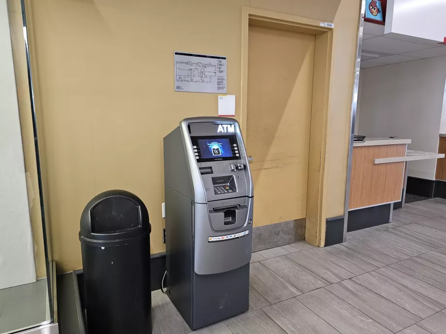 Bankomat i ankomsthallen