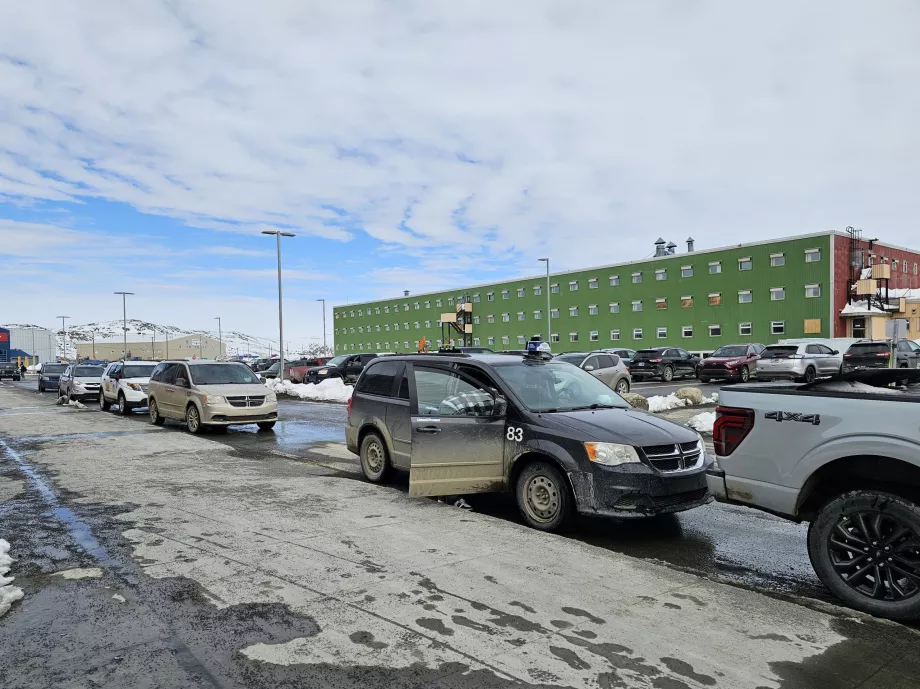 Taxi framför ankomsthallen