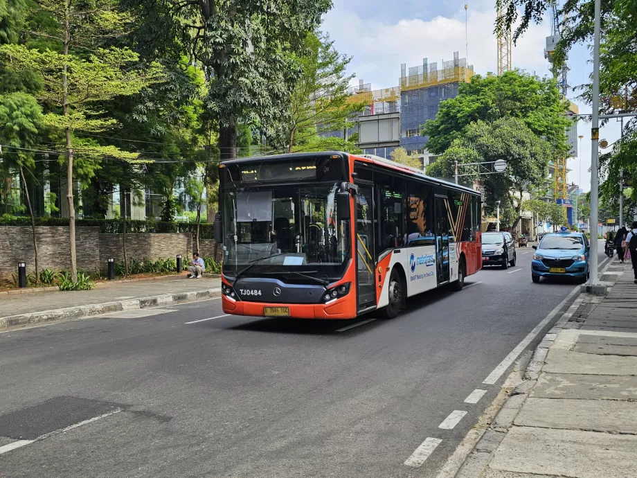 Långsammare röda och vita bussar