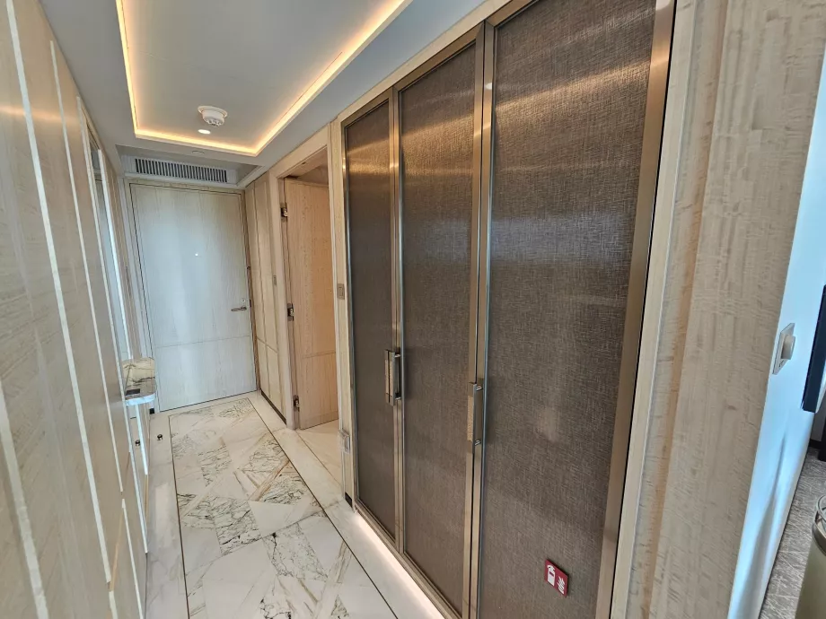 Hall i rummet och garderober