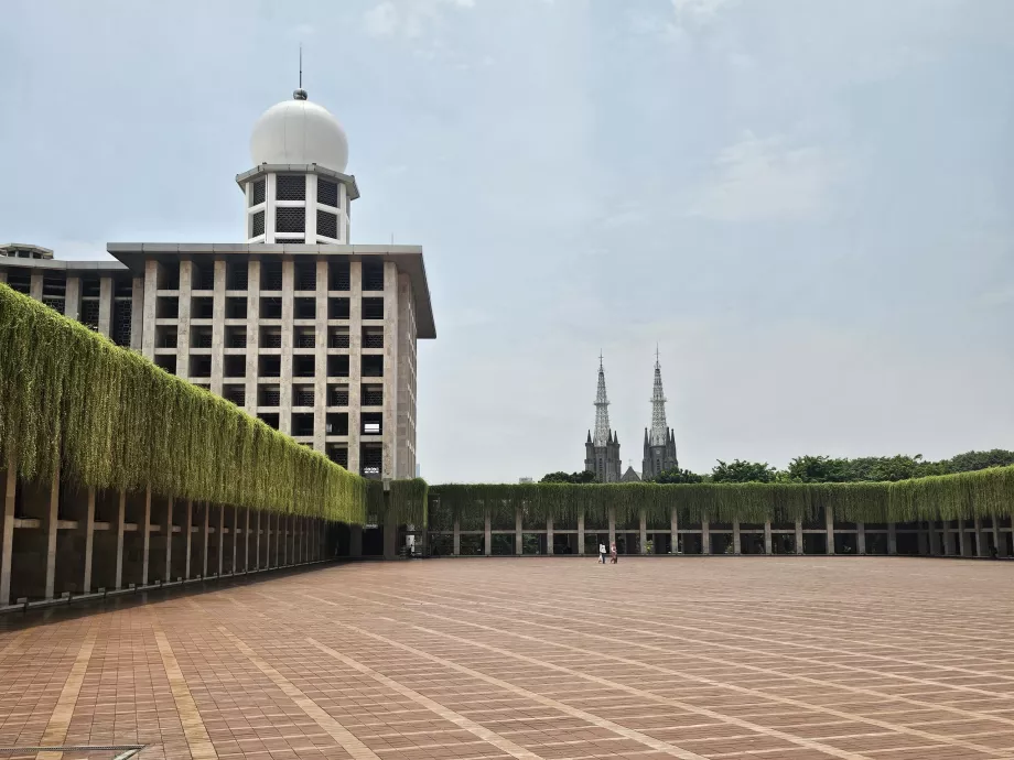 Istiqlal-moskén med katedralen i bakgrunden
