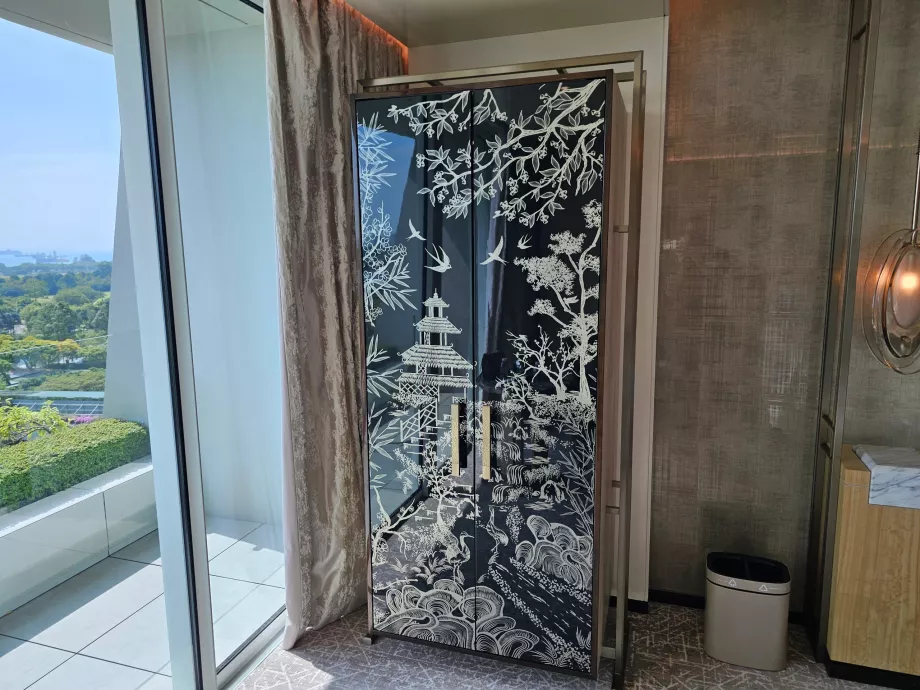 Garderob med minibar