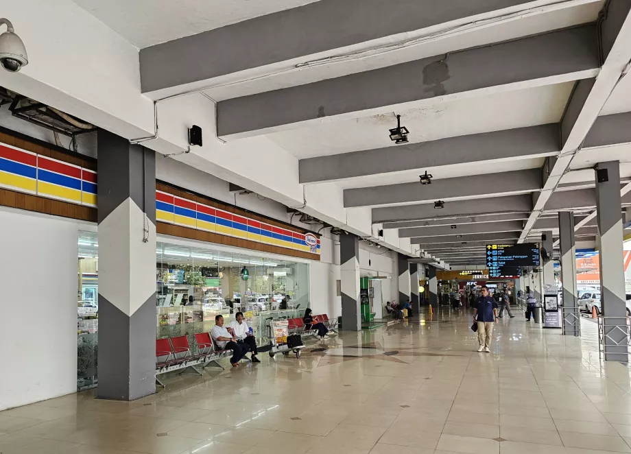 Indomaret framför ankomsthallen