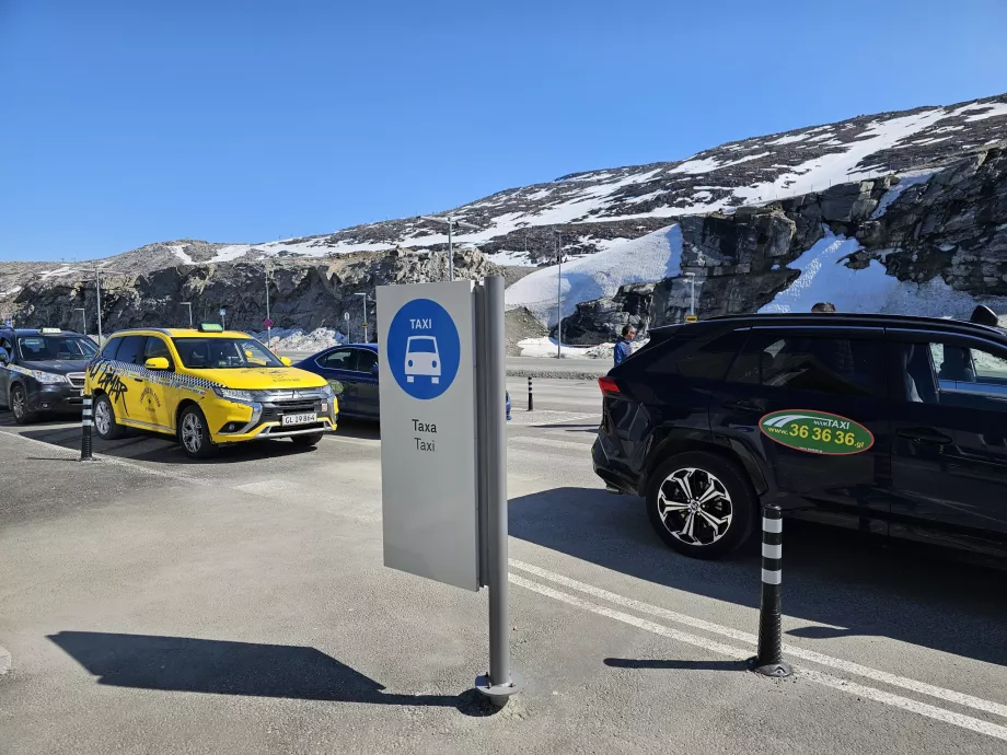 Taxi framför terminalen