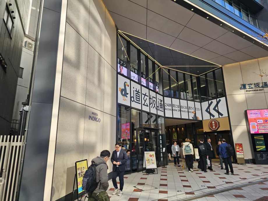 Sidoingång från huvudgatan genom köpcentret