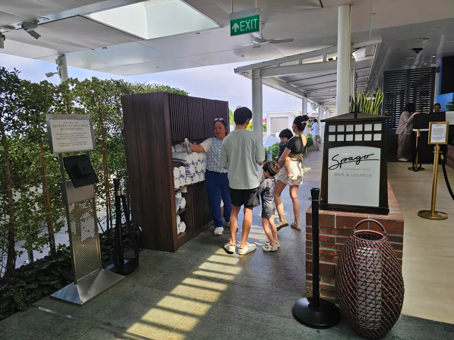 Ingång till poolen på taket