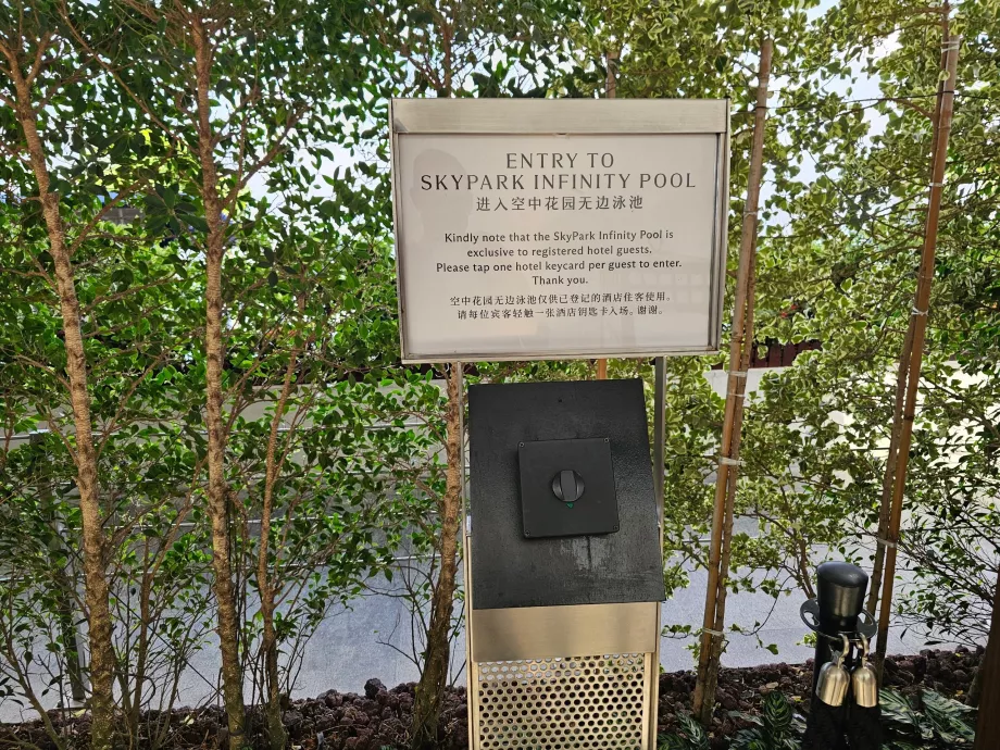 Läsare för rumskort vid poolentrén