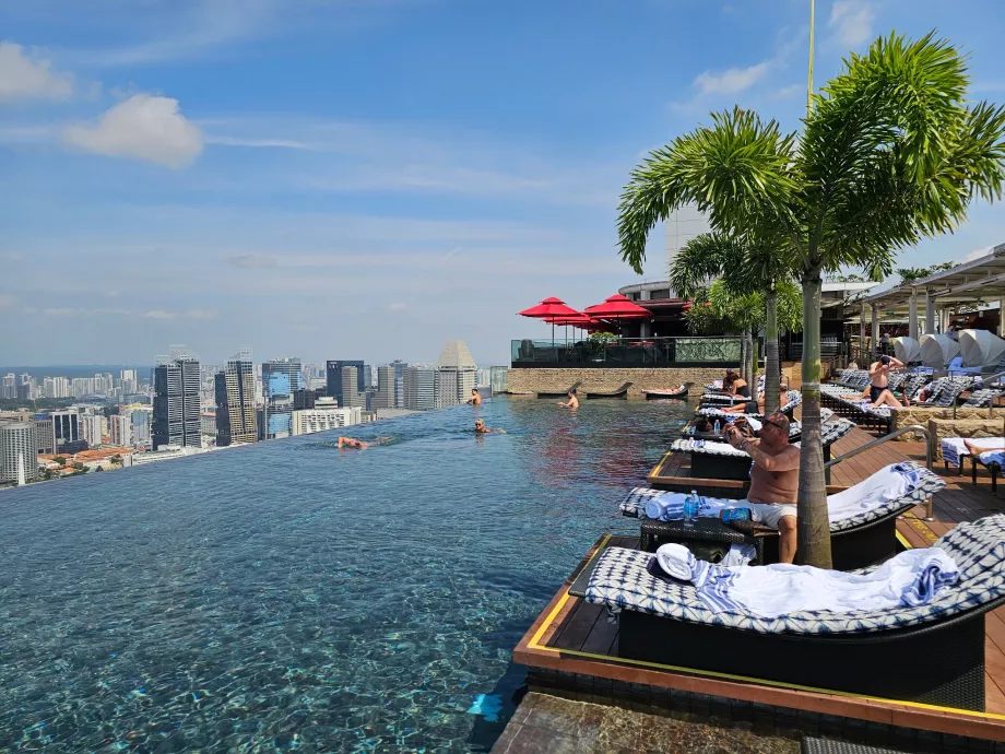 Pool på taket och solstolar