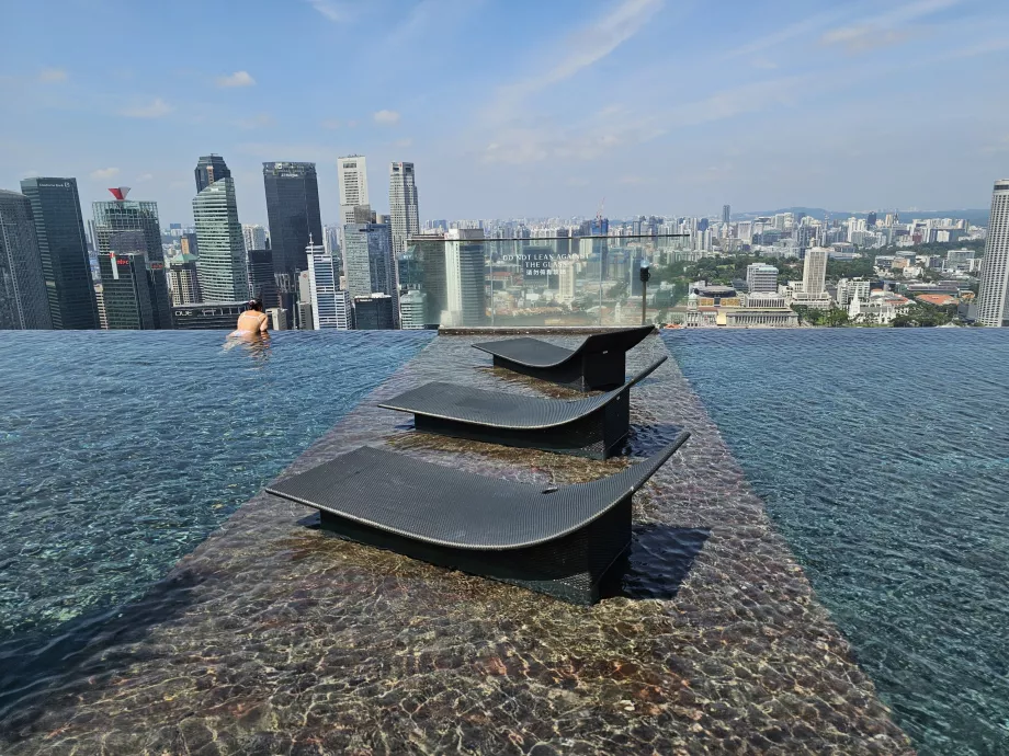 Pool på taket och solstolar