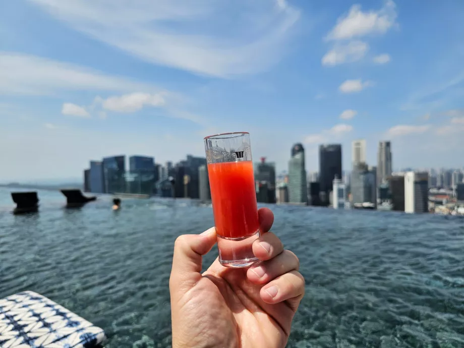 Kostnadsfri dryck vid poolen