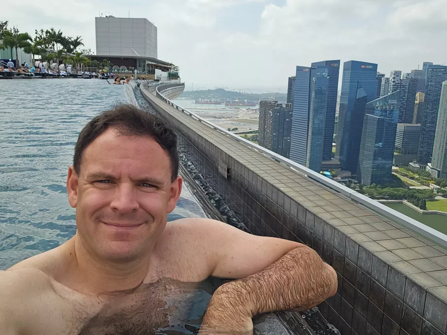 Jag i poolen på taket på Marina Bay Sands